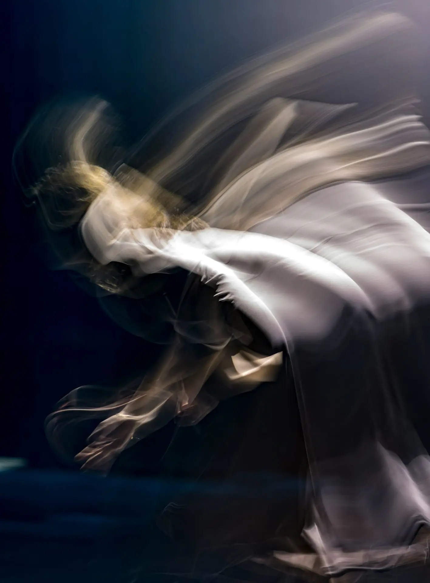 une photo floue d&#39;une personne en mouvement