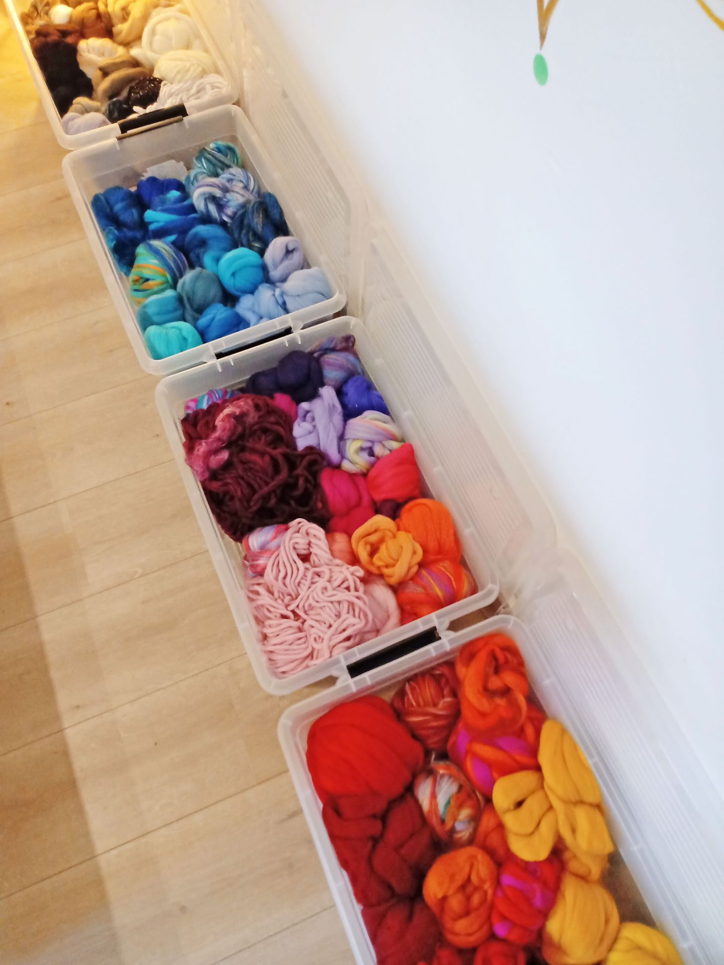 atelier créatif, tissage: caisses de laine à feutrer de toutes les couleurs