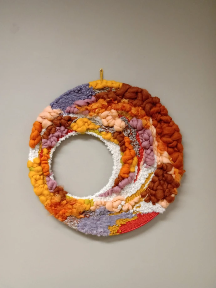 Œuvre en tissage circulaire dans les tons oranges