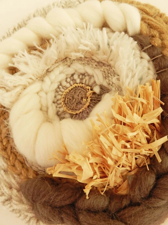 Détail d'un tissage circulaire réalisé par une participante à un atelier