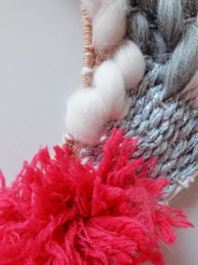 Détail d'une couronne tissée réalisée par une participante à un atelier tissage circulaire