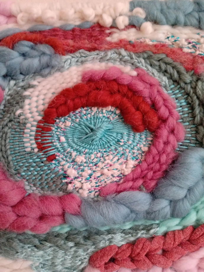 zoom sur une œuvre tissée en tissage circulaire