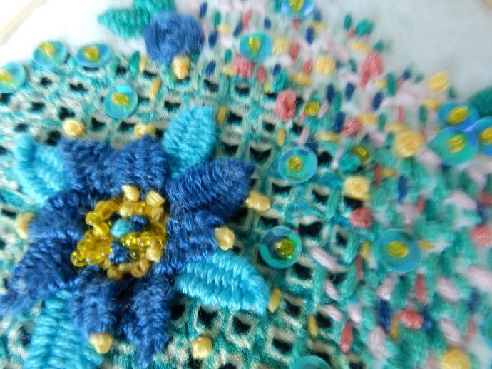 broderie intuitive, broderie en volume