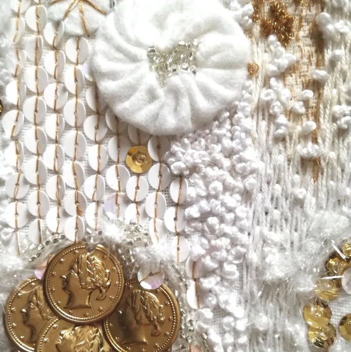 broderie intuitive dans les tons blancs et or