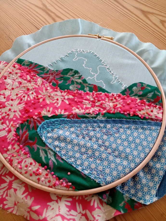 tableau textile faits de tissus et broderie