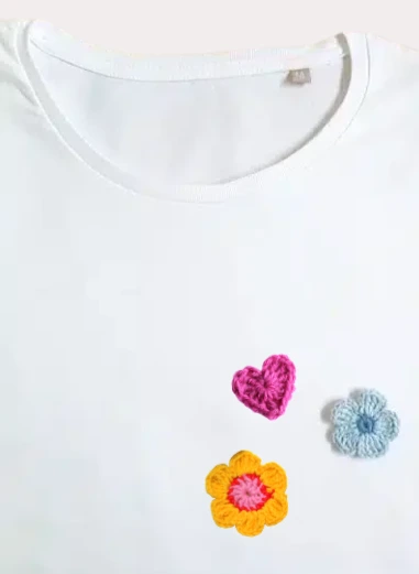 customisation tshirt avec fleurs en crochet