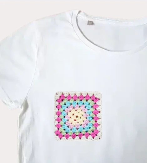customisation tshirt avec granny square crocheté