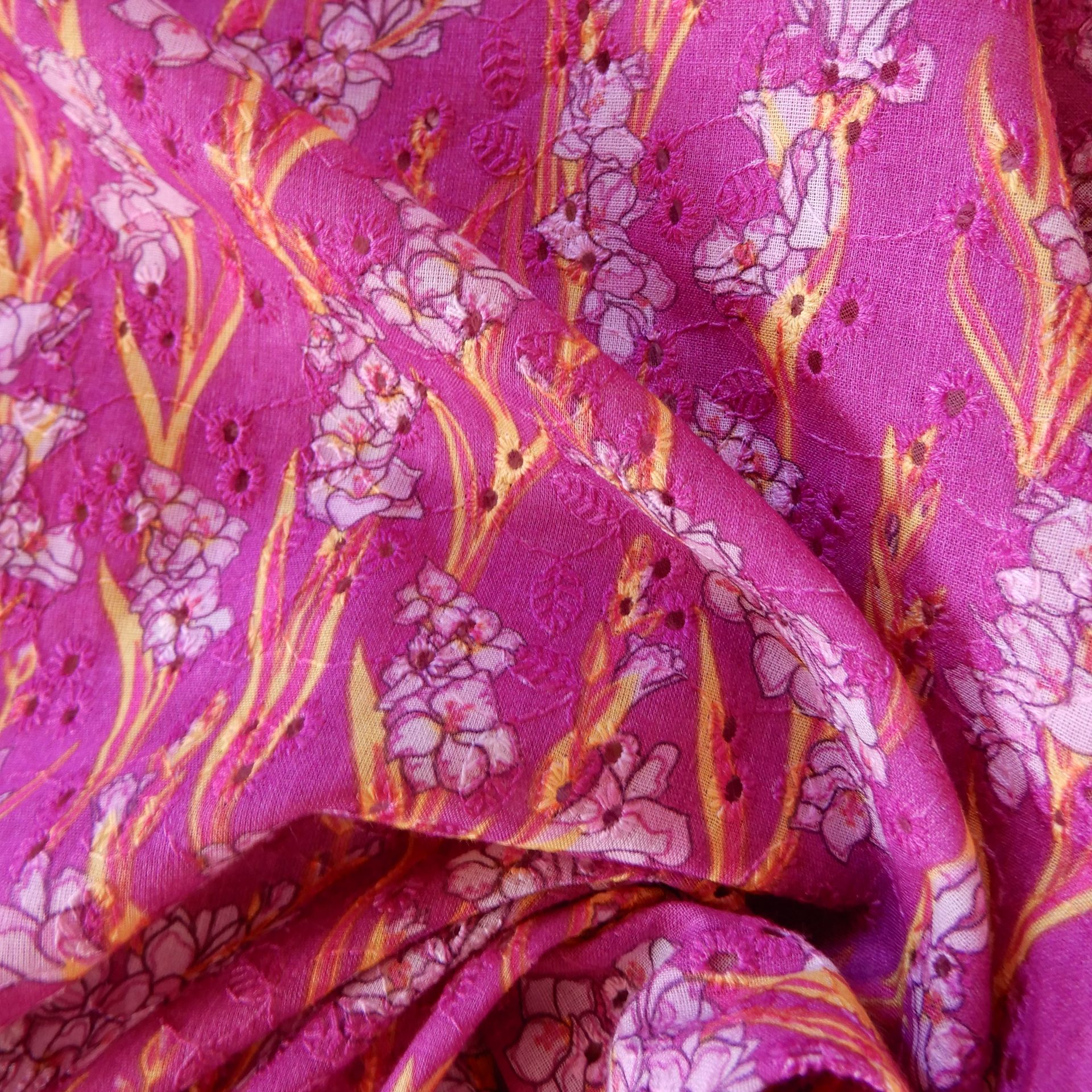 Voile de coton brodé Glaïeuls mauve et jaune