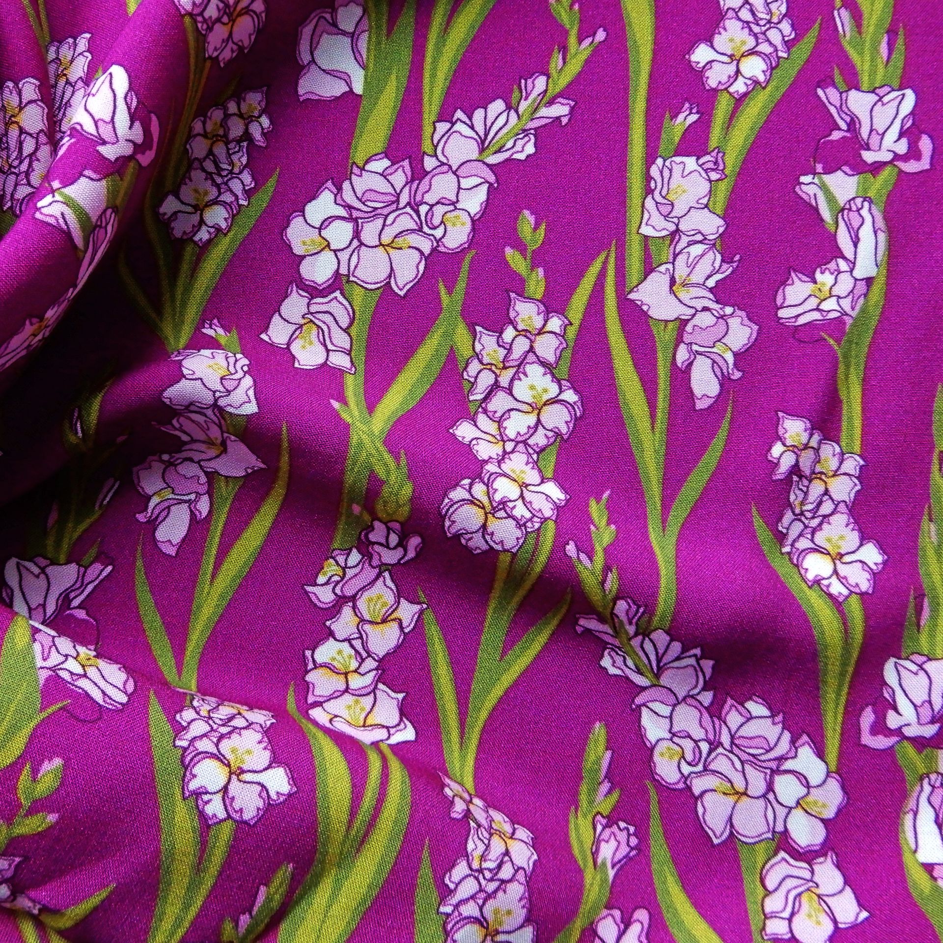 viscose imprimée de glaïeuls sur fond mauve