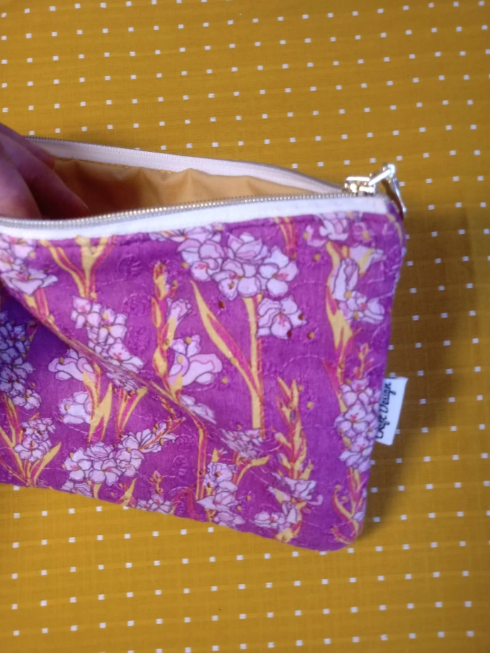 Pochette cousue par "Craft Design" pochette cousue dans la voile de cootn brodé glaïeuls