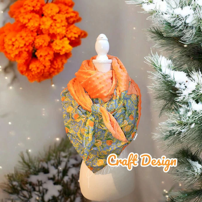 Foulard d'hiver cousu par Craft Design dans mon tissu Orange et mimosa sur fond bleu