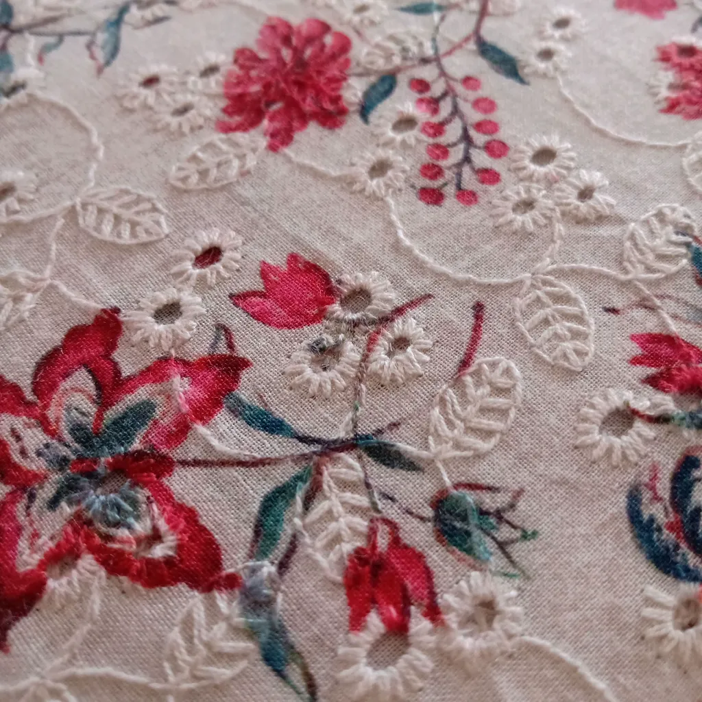 IND brodé beige fleurs rouges 1c.webp