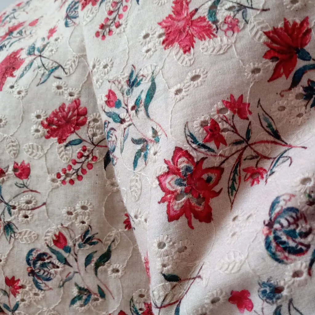 IND brodé beige fleurs rouges 2.webp
