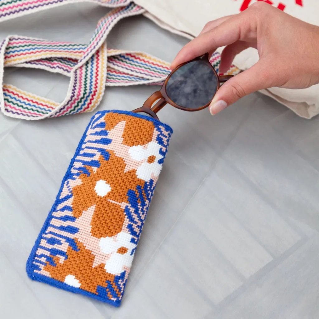 kit broderie canevas - pochette à lunettes - grandes fleurs 2.webp