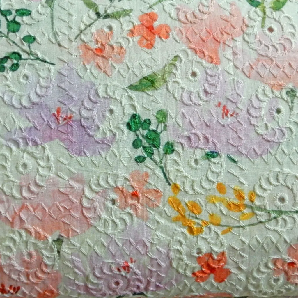 fleurs fond écru brodé 2.webp