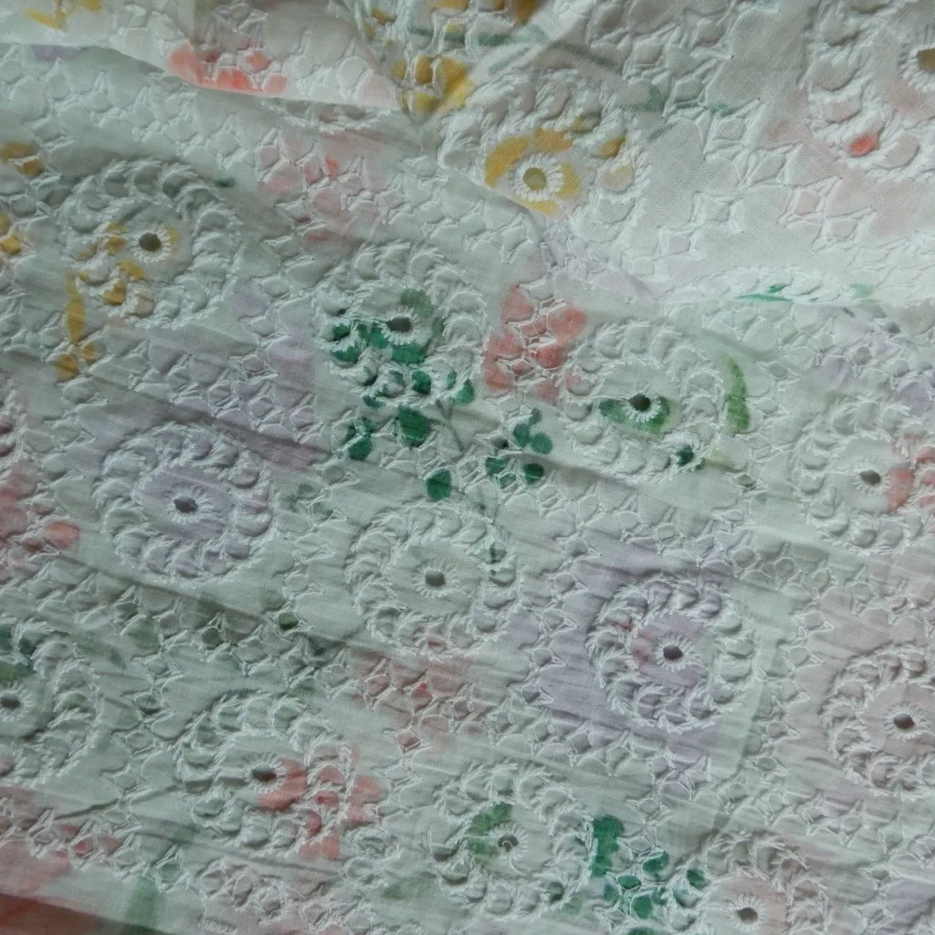 fleurs fond écru brodé 5.webp
