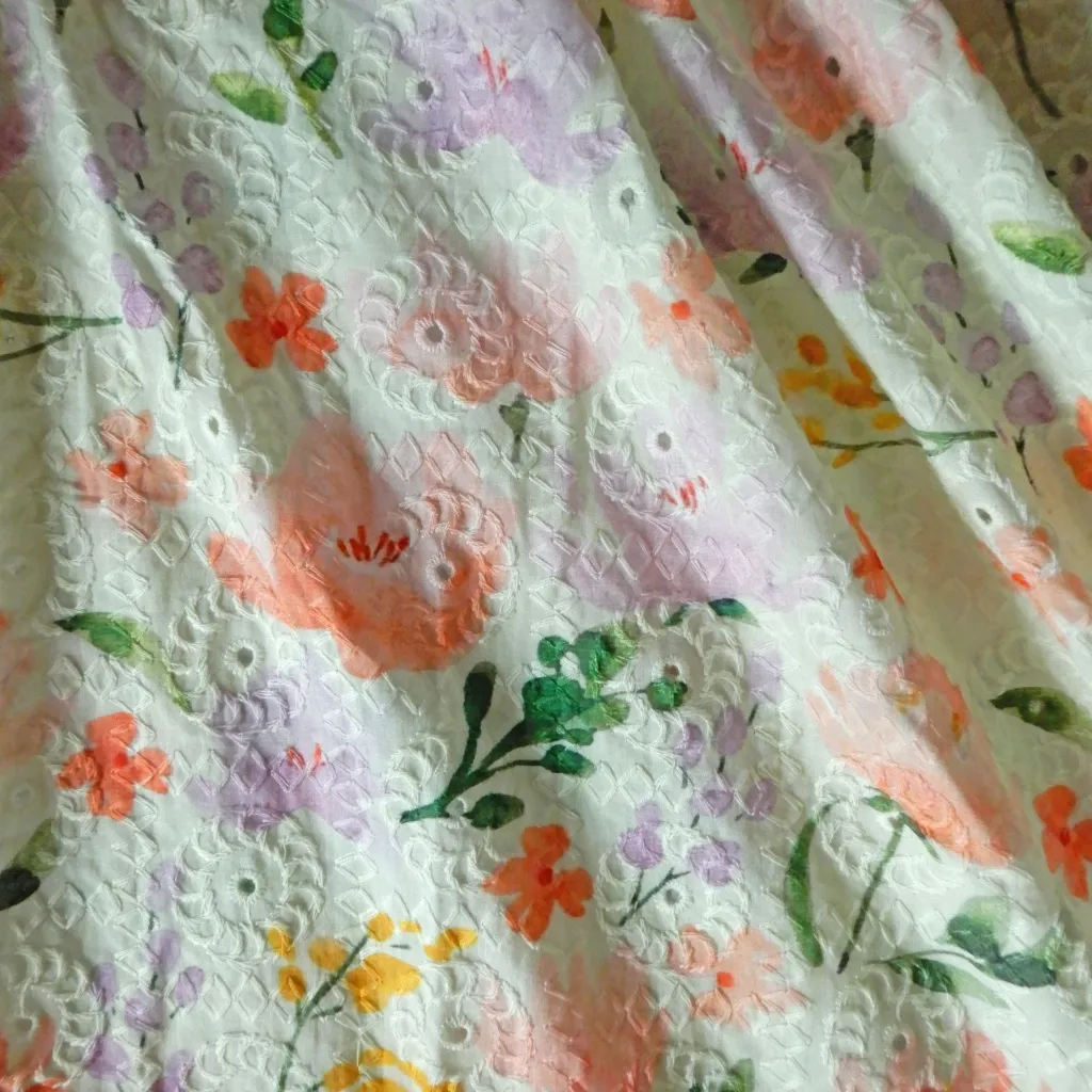 fleurs fond écru brodé 3.webp