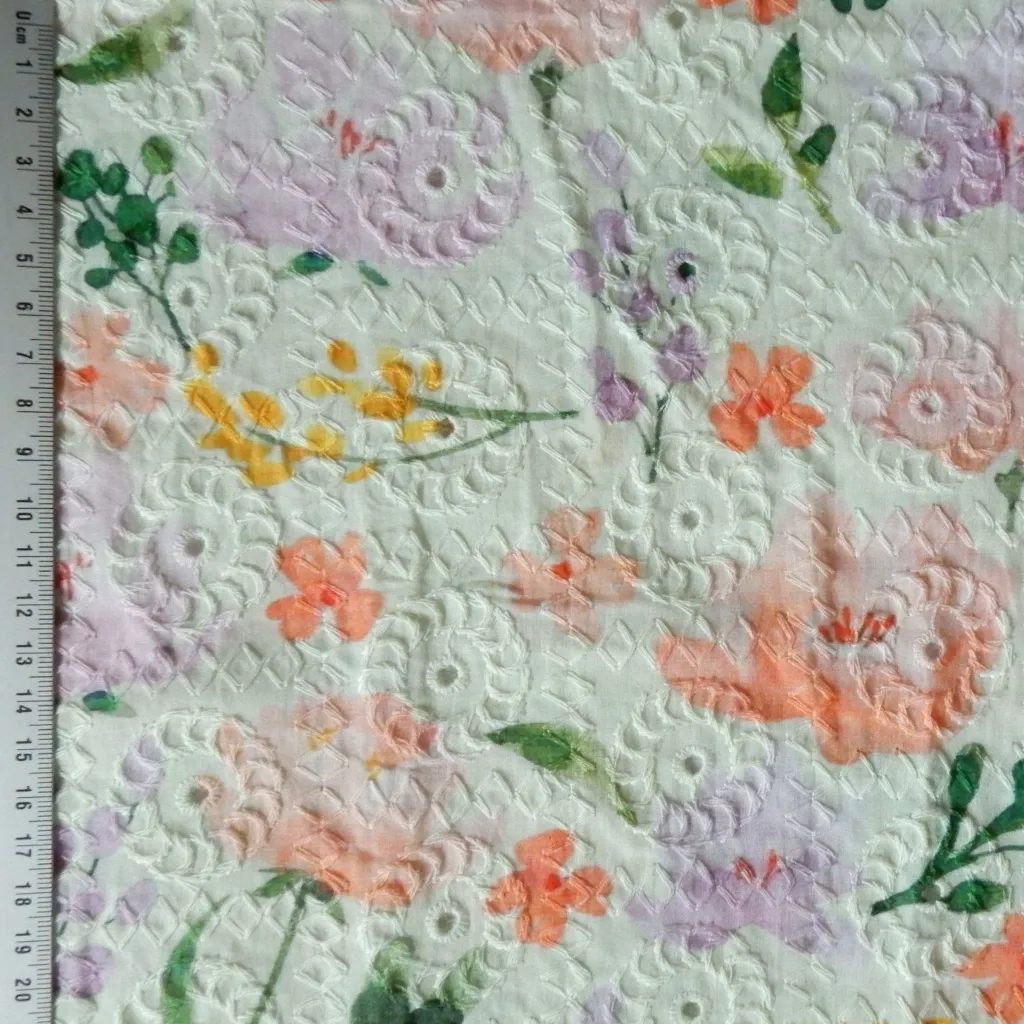 fleurs fond écru brodé 6.webp