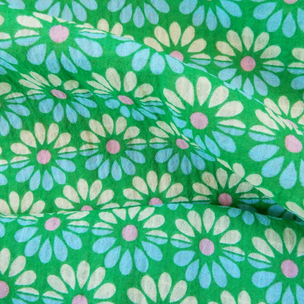crepe-viscose-vert-fleurs-tissus-dormants2.webp