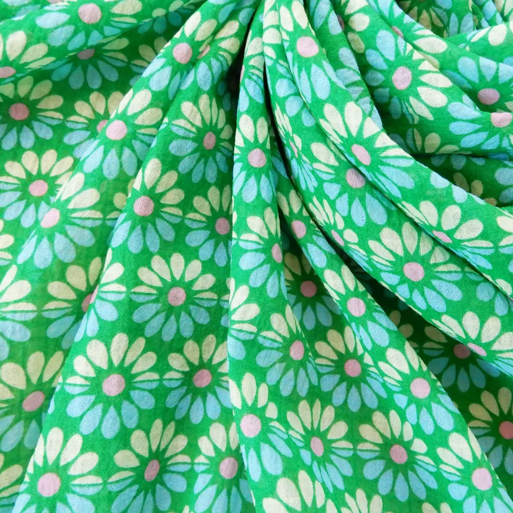 crepe-viscose-vert-fleurs-tissus-dormants-2.webp