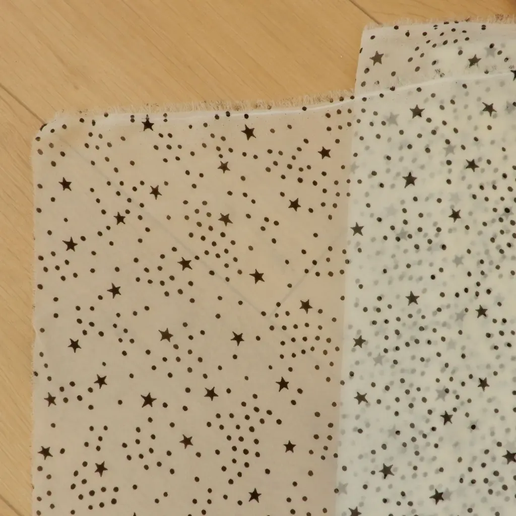 mousseline-ecrue-petites-etoiles-noires-tissu-dormant-1.webp