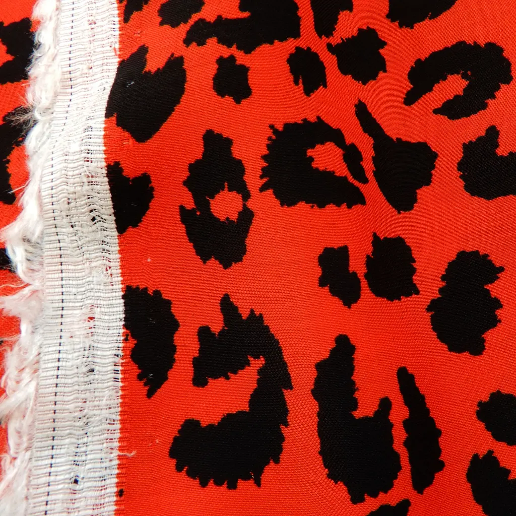 satin-leopard-rouge-tissu-dormant-2.webp