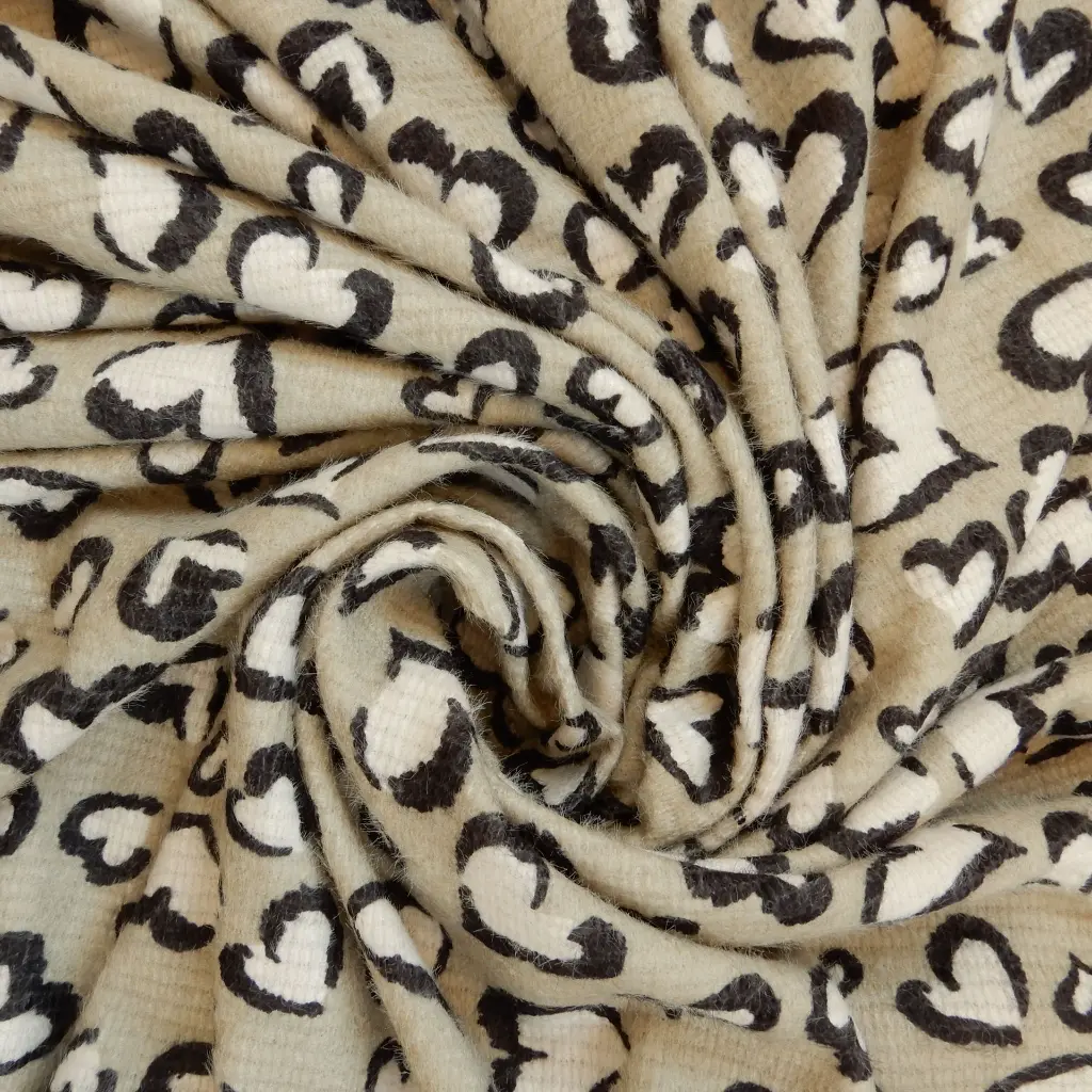 maille-imprimee-coeurs-leopard-beige-tissu-dormant-2.webp