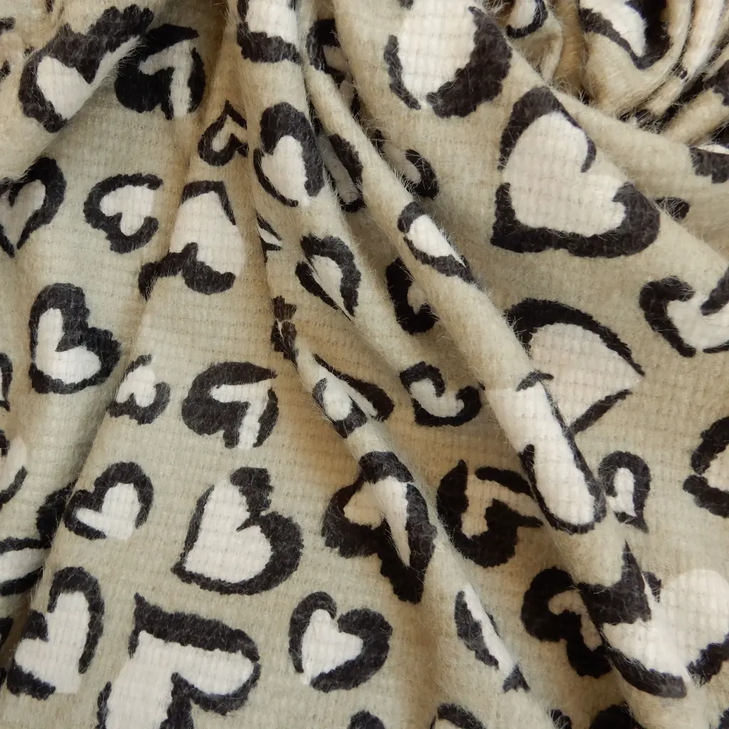 maille-imprimee-coeurs-leopard-beige-tissu-dormant-1.webp