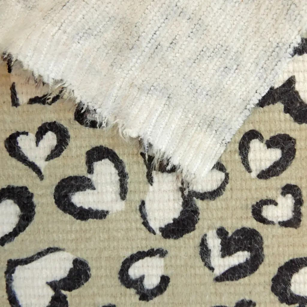 maille-imprimee-coeurs-leopard-beige-tissu-dormant-4.webp