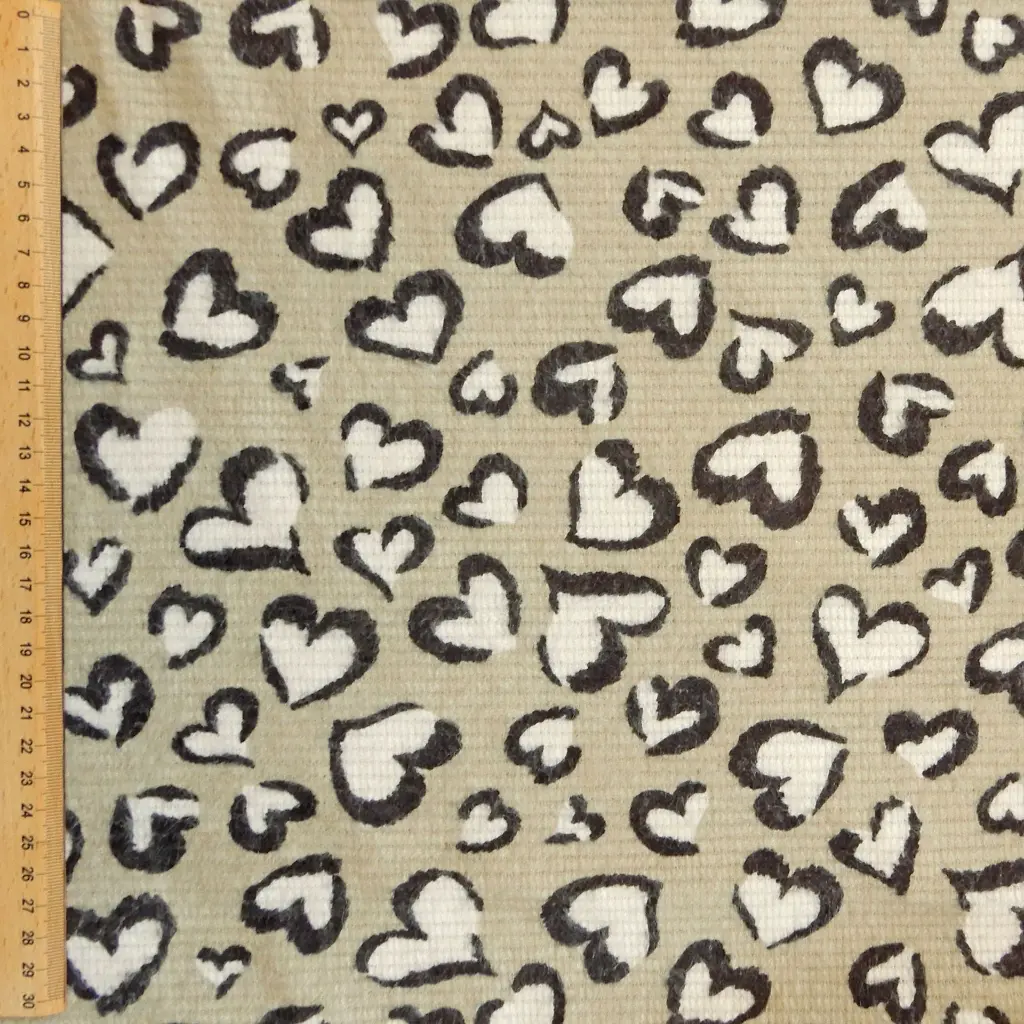 maille-imprimee-coeurs-leopard-beige-tissu-dormant-5.webp