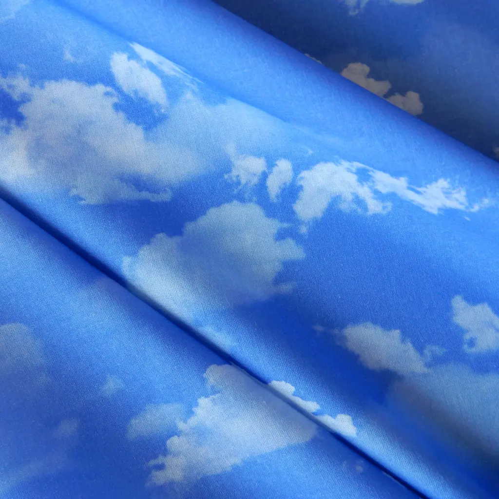 CIEL-tissu-coton-imprimé-nuages-blancs-sur-fond-bleu-3.webp