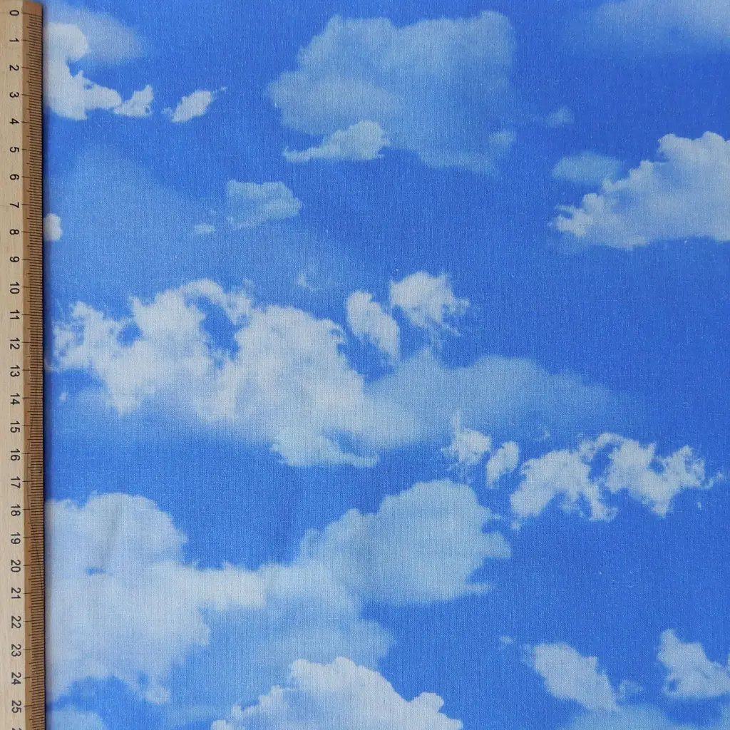 CIEL-tissu-coton-imprimé-nuages-blancs-sur-fond-bleu-2.webp