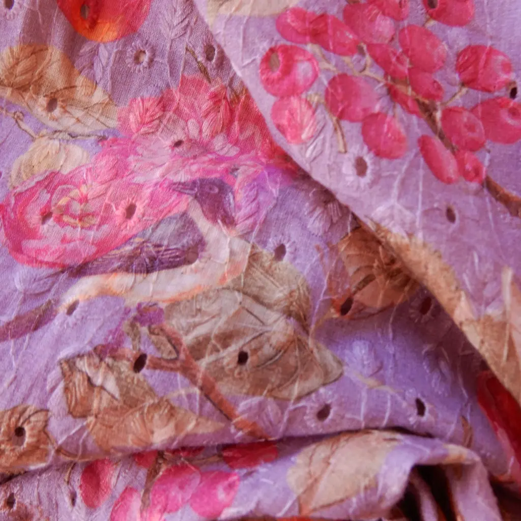 tissu indien brodé imprimé de branches d'arbres fleuries et d'oiseaux.webp