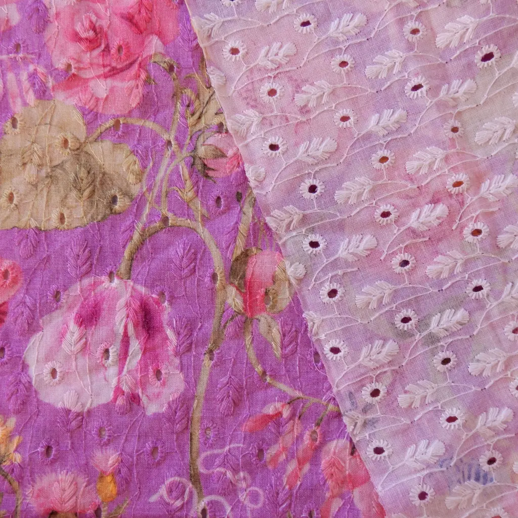 tissu indien brodé imprimé de fleurs et insectes sur fond mauve recto verso.webp