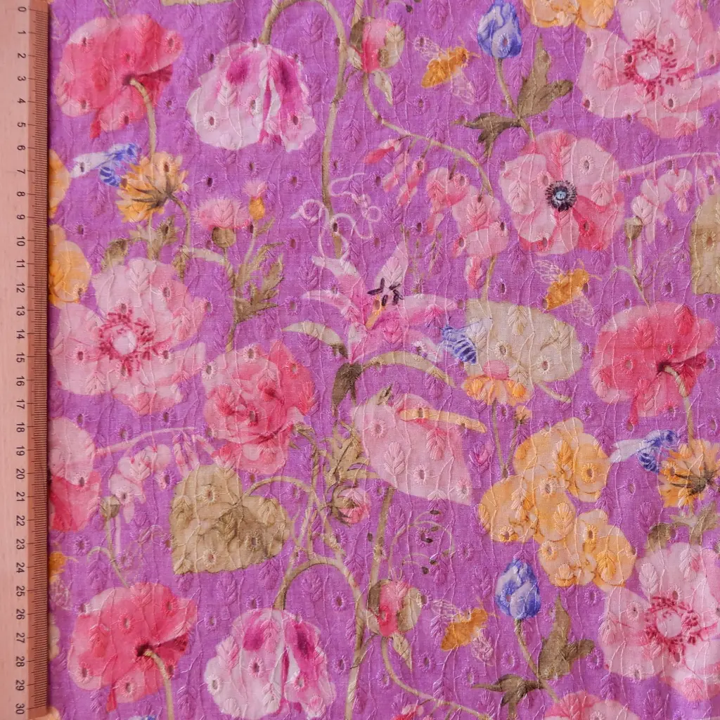 tissu indien brodé imprimé de fleurs et insectes sur fond mauve règle.webp