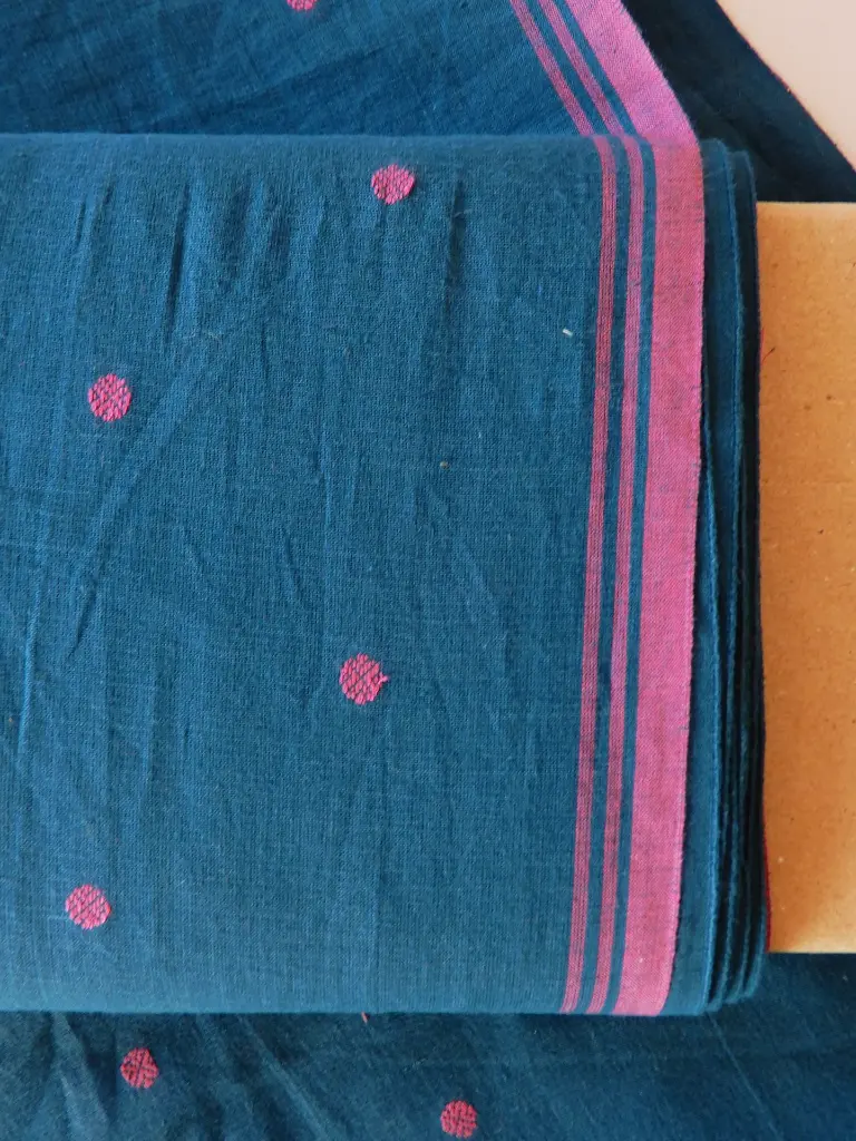 tissu indien bleu à petits ronds roses tissés.webp