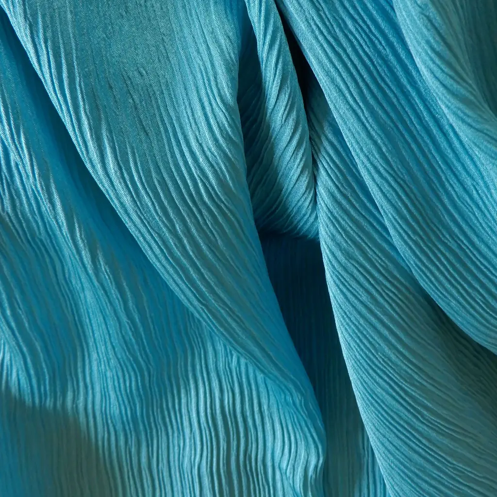 soie-plissée-turquoise-1.webp
