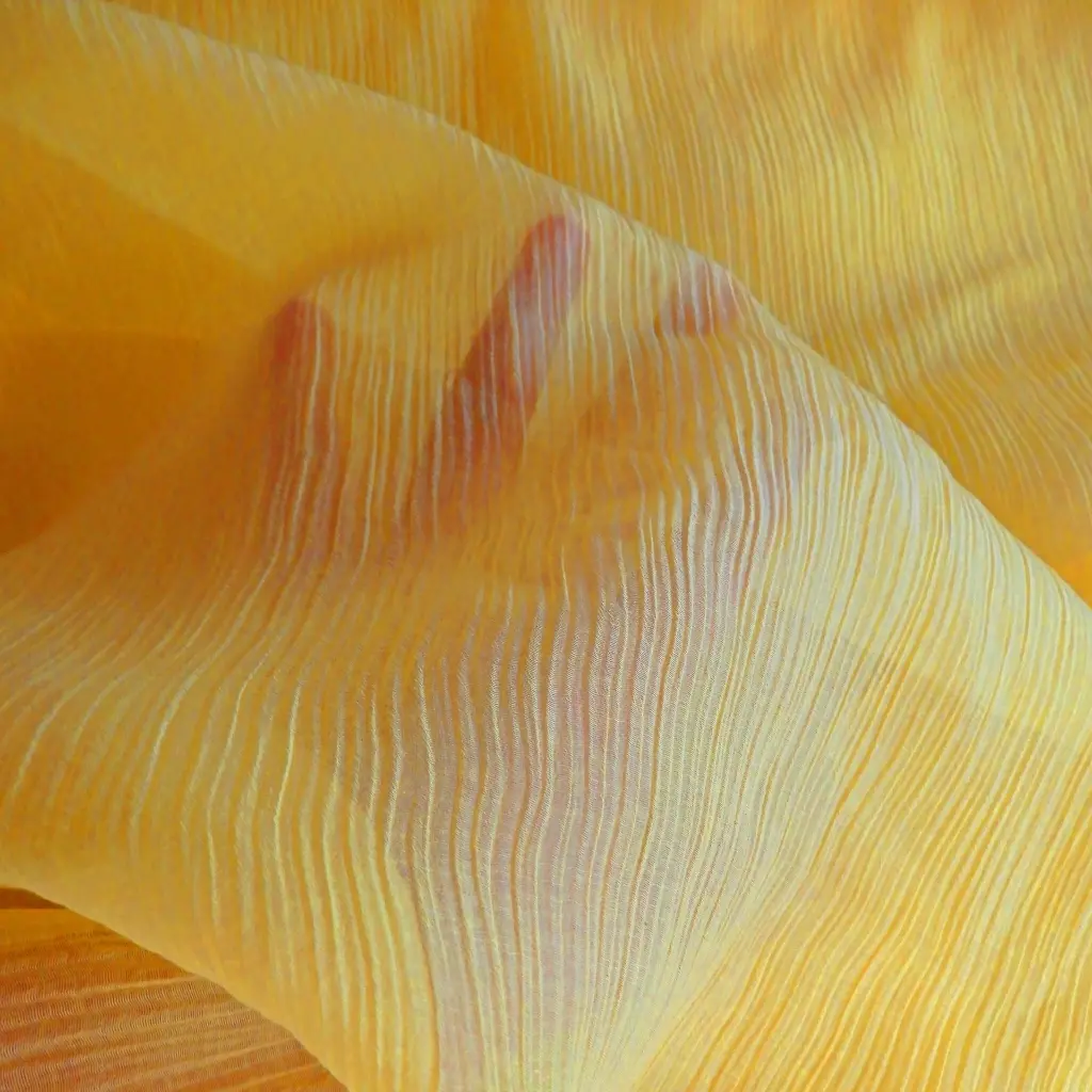 tissu-jaune-soie-coton-plissé c.webp