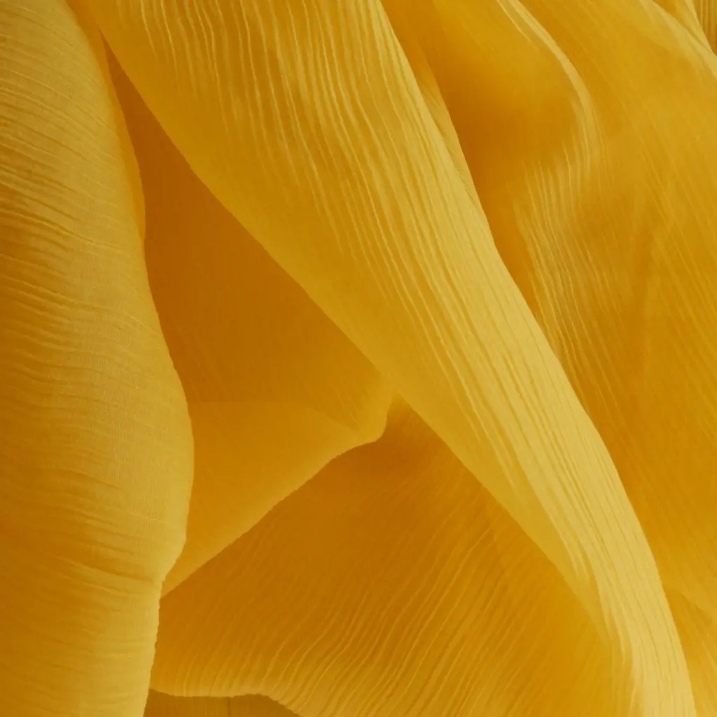 tissu-jaune-soie-coton-plissé-au-mètre c.webp