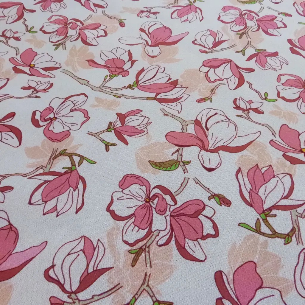 Popeline de coton imprimée de magnolias dans les tons rose et crème