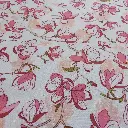 Popeline de coton imprimée de magnolias dans les tons rose et crème