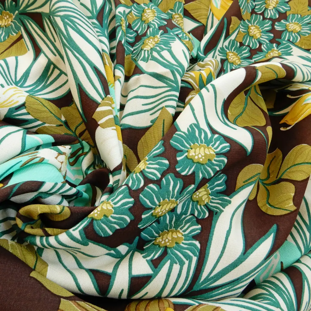 Crêpe de viscose à larges fleurs dans les tons verts et bruns