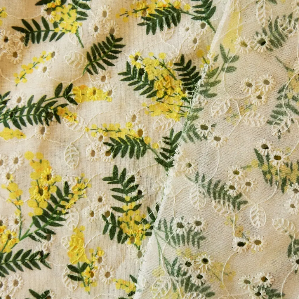 Voile de coton écru brodé imprimé de mimosas