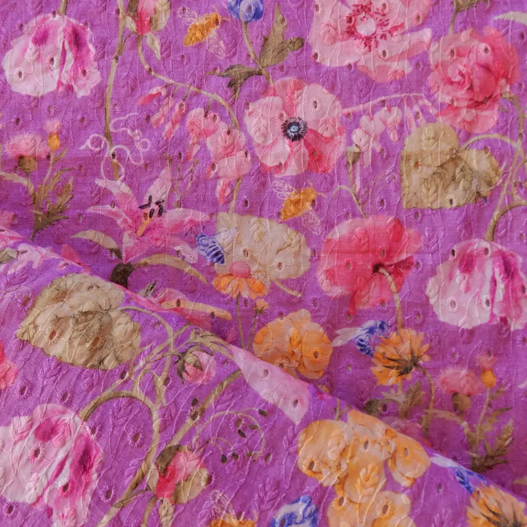Voile de coton brodé Fleurs des champs imprimées sur fond mauve