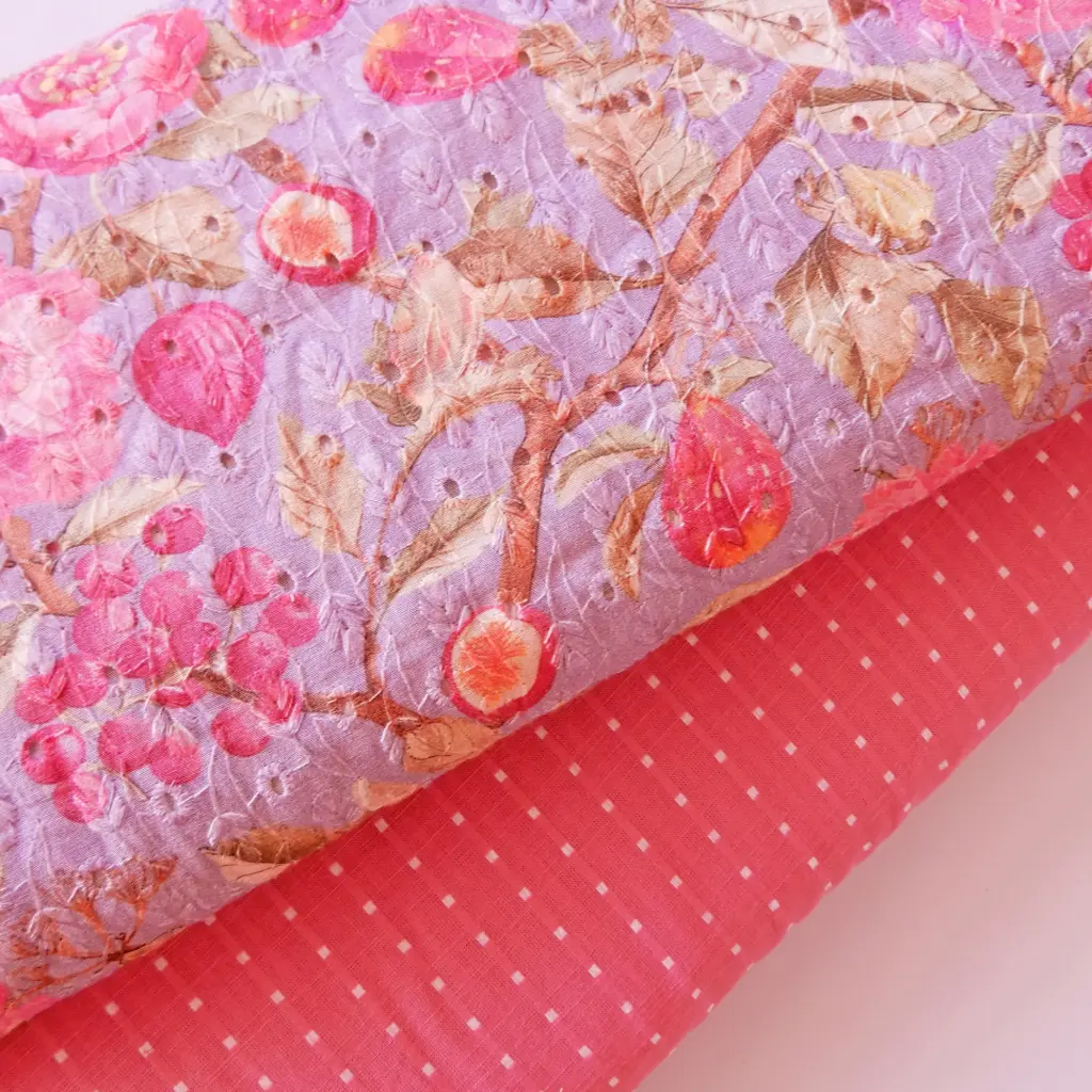 Arbre en fleurs et oiseaux imprimés sur un tissu brodé