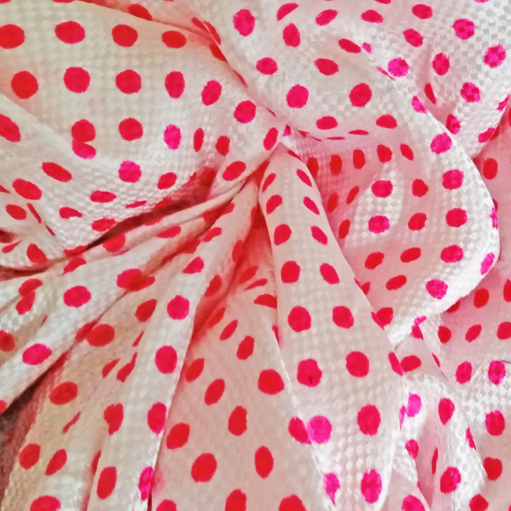 Soie texturée blanche à pois roses