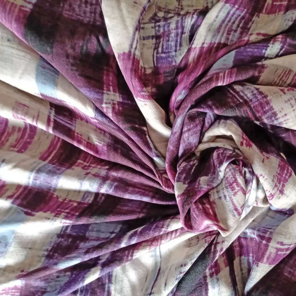 Fin tissu de laine dans les tons mauves