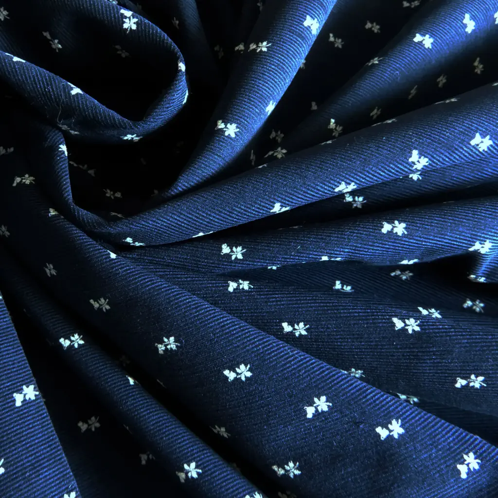 Velours bleu marine imprimé de petites colombes blanches