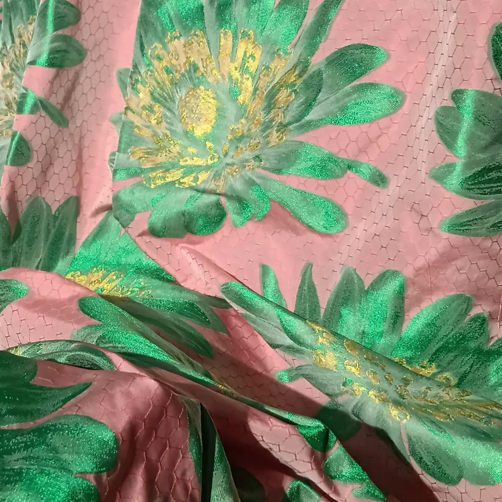 Jacquard rose à grosses fleurs vertes et jaunes