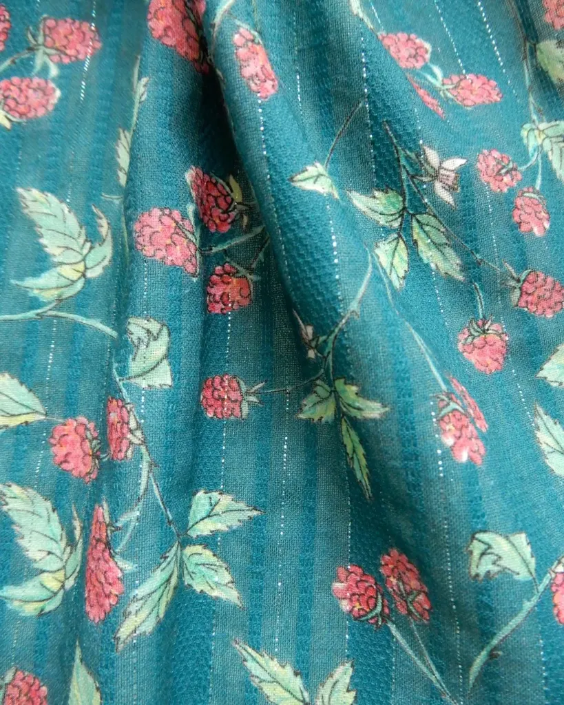 Voile de coton texturé imprimé de Framboises sur fond vert et fil lurex